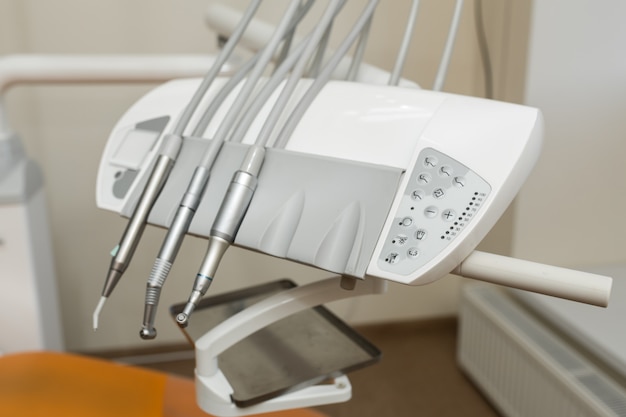 Stomatologisch instrument in de tandartsenkliniek. Tandheelkundige achtergrond: werk in kliniek (operatie, tandvervanging)