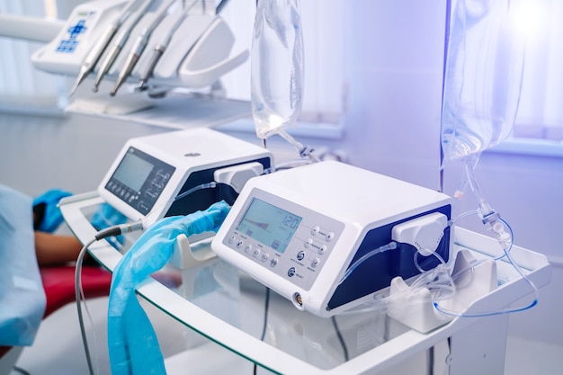 Стоматологический интерьер стоматологической клиники с профессиональным оборудованием