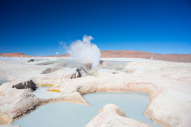 Foto stomen van heet water vijvers op de andes