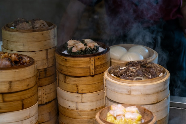 Stomende kantonese dim sum staat in de keuken