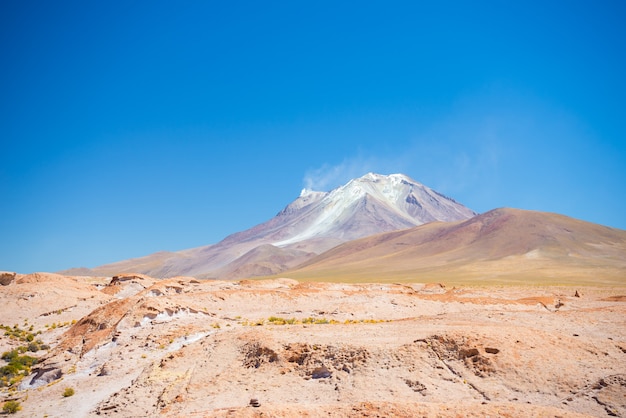 Stomende vulkaan op de Andes, Bolivia