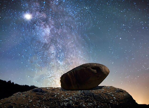 Foto una pietra che ammira il cielo stellato