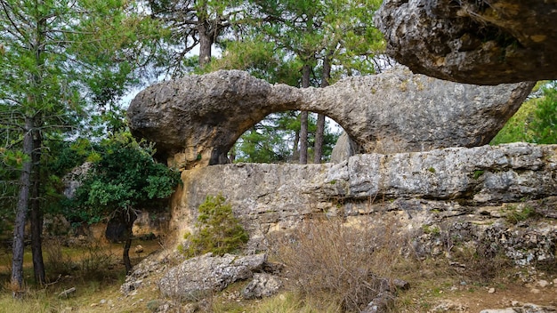 魅惑の街クエンカスペインの森の石のアーチ