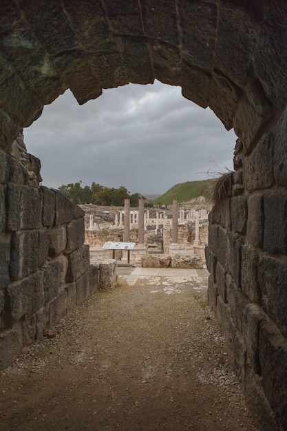 写真 scythopolis bethshean の遺跡の古代劇場の石造りのアーチ