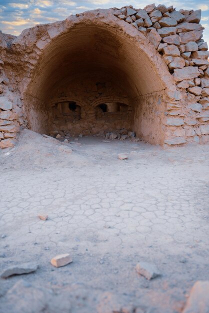 Foto un arco di pietra con due occhi e due occhi