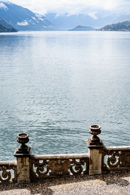 Balaustra in pietra con vasi sull'argine del lago di como villa monastero italia