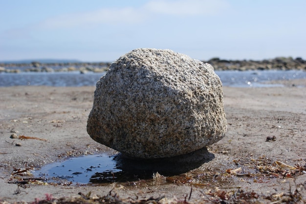 Foto pietra sulla spiaggia contro il cielo