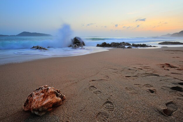 Photo stone on the beach in twilight phuket thailand