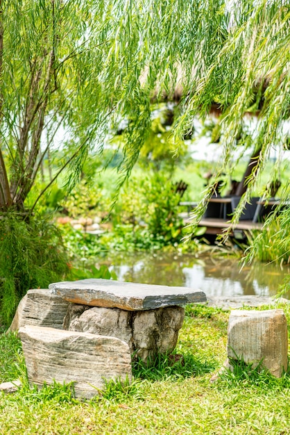 Каменная скамейка в саду