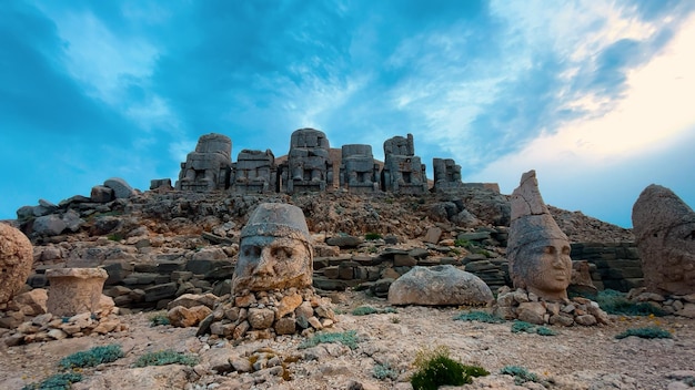 터키의 Nemrud 산에 돌로 된 큰 머리와 왕좌