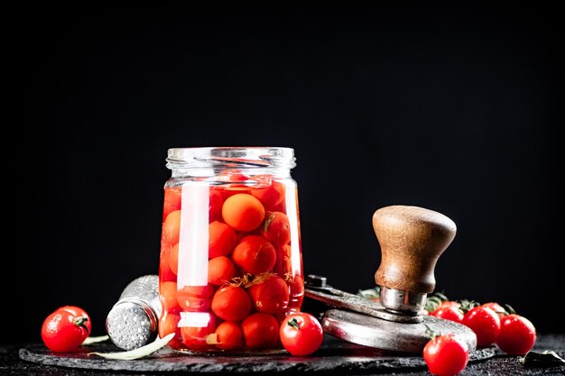 Foto su una tavola di pietra ci sono i pomodori in salamoia in un barattolo