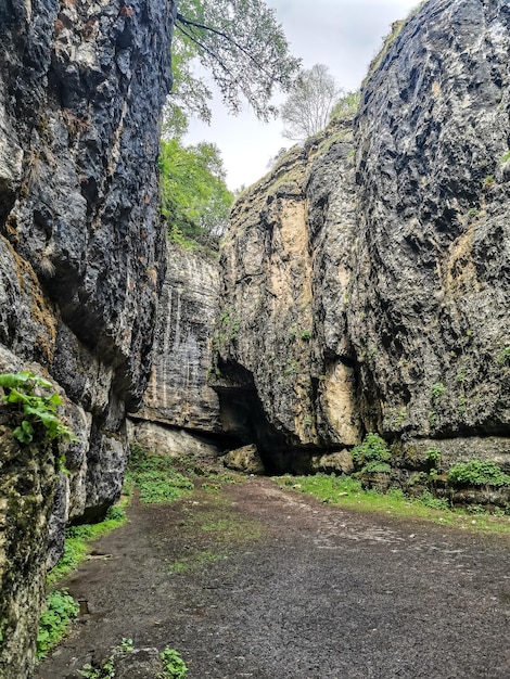 Stone Bowl-kloof een uniek natuurreservaat Kloof in de natuur van het bergenlandschap op Dagestan, Rusland