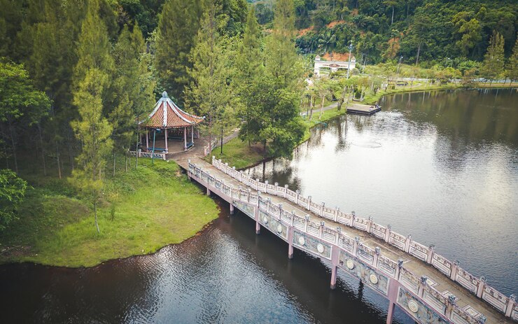 Photo stone bridge to the pavilion over the river calm water in natural park