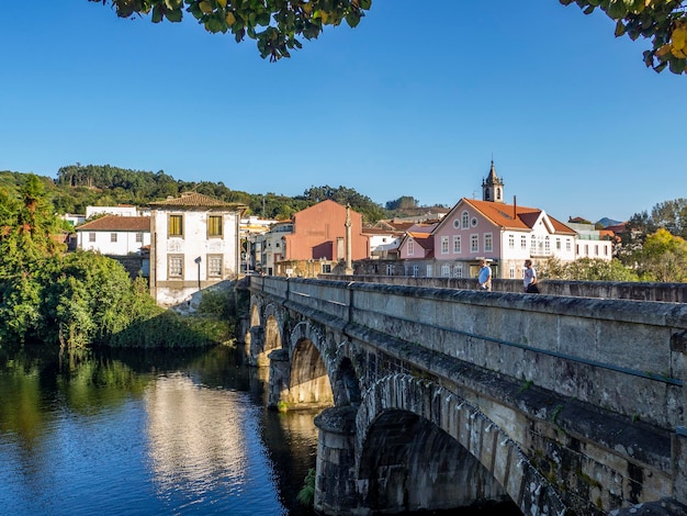 Arcos de Valdevez Portugal의 마을에 있는 Vez 강 위의 돌 다리
