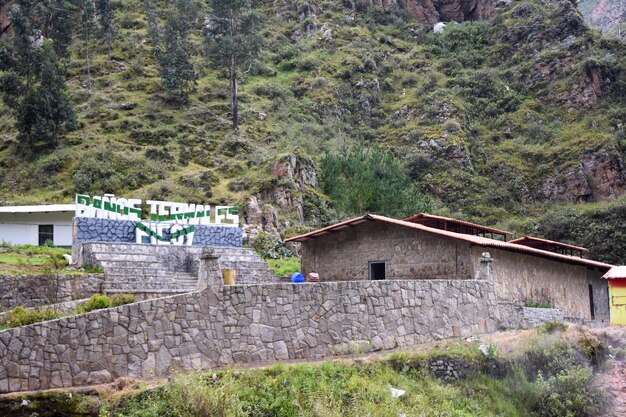 ペルーの山々にあるバケーションセンターの石造りの建物