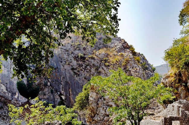 山の石造りの建物と壁