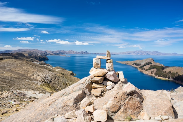 太陽の島、チチカカ湖、ボリビアで最も風光明媚な旅行先の間で風光明媚な劇的な風景と石ケアン。