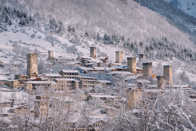 Каменные замки в старинной снежной и солнечной горной деревне