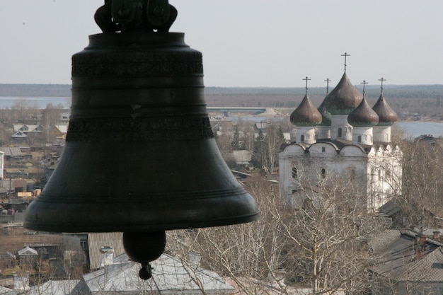 Photo stone churches of the hinterland of russia. the town of kargopol. temple bells. high quality photo