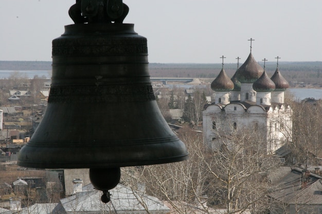 写真 ロシアの後背地の石造りの教会。カルゴポリの町。寺院の鐘。高品質の写真