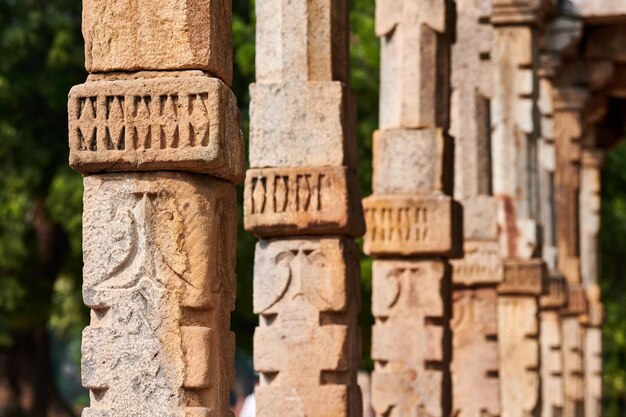 写真 インド南デリーのクトゥブ複合施設の装飾的な浅浮き彫りを持つ石柱の接写柱