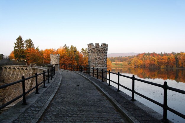 Каменная плотина в осеннем пейзаже