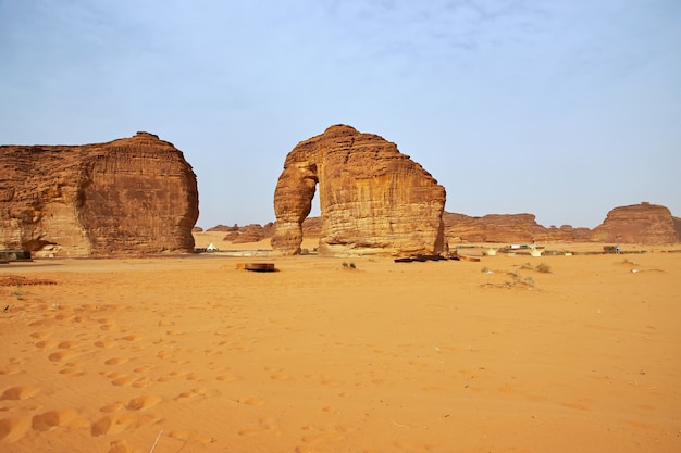 砂漠の石象はサウジアラビアのアルウラを閉じます