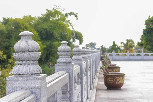 Photo a stone fence with a planter on it