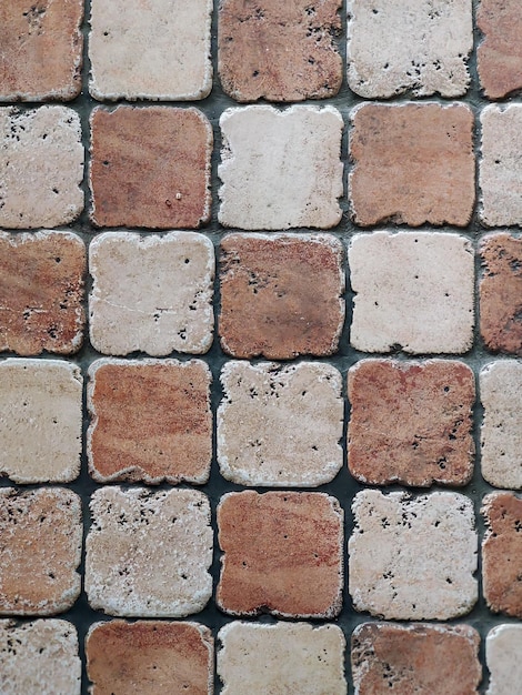 石の床は市松模様の2色のタイルでできています上からの眺め