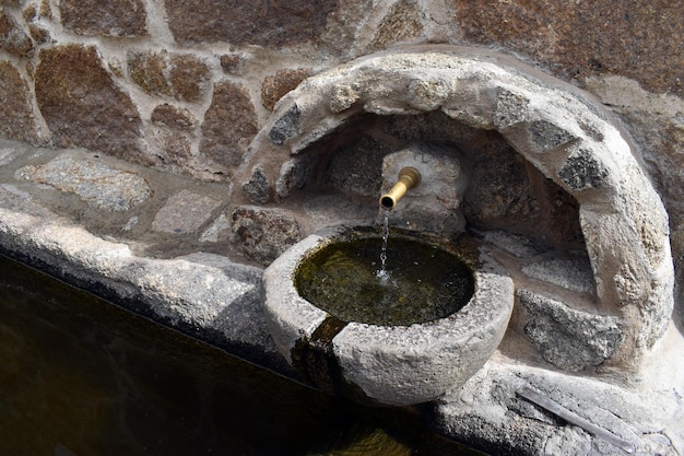 Foto fontana in pietra a san martin de trevejo caceres spagna