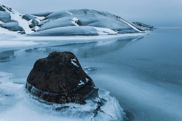 Foto pietra sulla costa ghiacciata della svezia