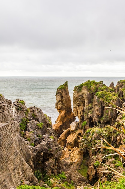 Каменные гиганты Pancake Rocks Национальный парк Папароа Южный остров Новая Зеландия