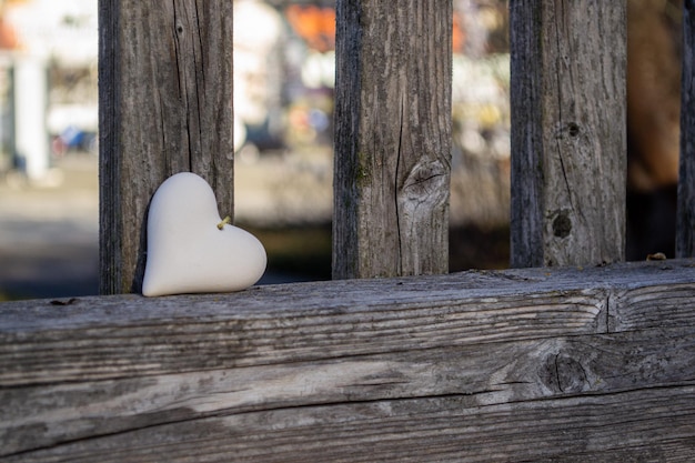 木製のフェンスに石の心