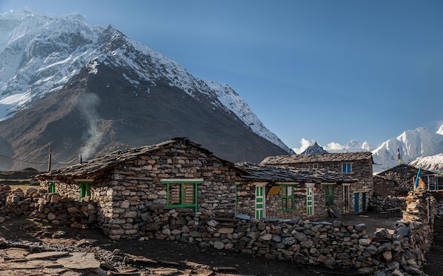 Case in pietra negli altopiani dell'himalaya nella regione del manaslu