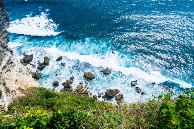 Isole di pietra e scogliere sulla costa dell'isola indonesia bali