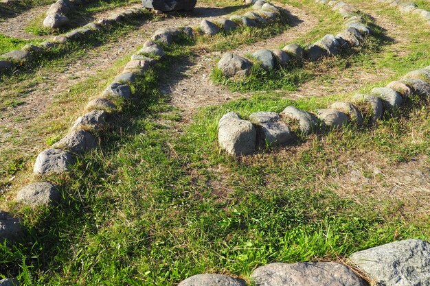 Photo stone labyrinth near the devil's stul rock on lake onega zaozerye petrozavodsk karelia russia a magical place for the rituals of the ancient karelians and finns ethnographic northern tourism