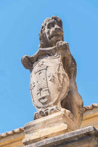 スペインのサンティアゴウベダハエン病院の正面にある石獅子