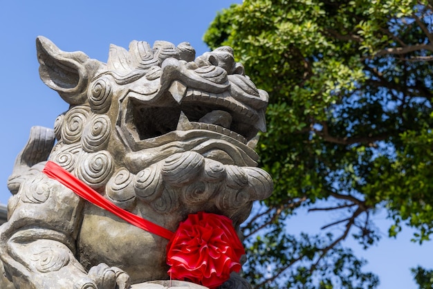 写真 中国 の 寺院 の 門 を 飾っ て いる 石 の 獅子 の 刻