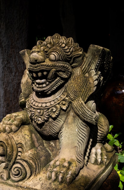 Photo stone lion statue of bali