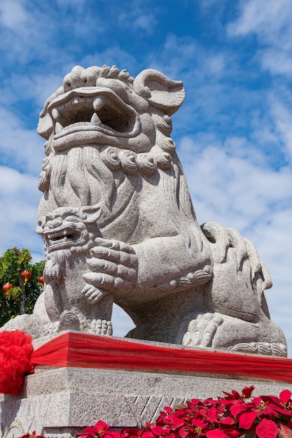 Каменная статуя льва в китайском храме.