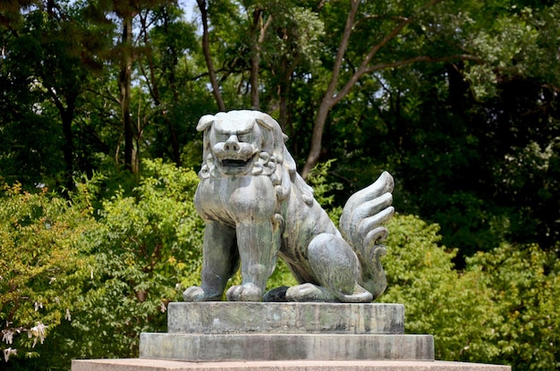 Stone Lions Guardian standbeeld Japanse stijl bij Hokoku Shrine is een Shinto-heiligdom gebouwd ter ere van Toyotomi Hideyoshi voor mensen die bidden en bezoeken in Osaka Castle Park in Osaka, Japan