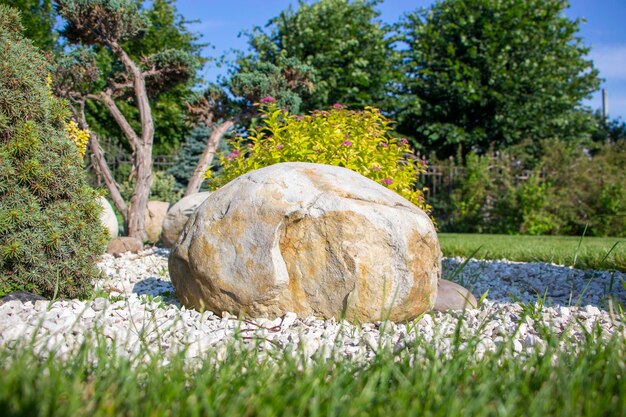 Foto pietra che si trova nel cortile che abbellisce il giardino