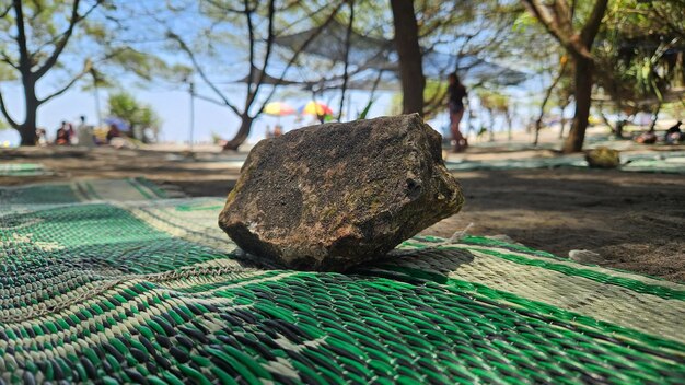 Photo a stone on the mattress to support the mat