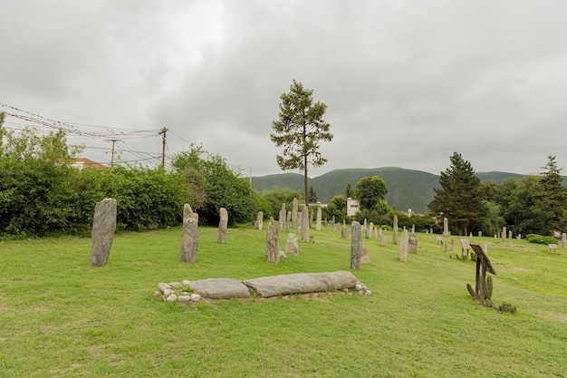 Foto monoliti di pietra nella riserva archeologica di los menhires situata a el mollar a tucuman