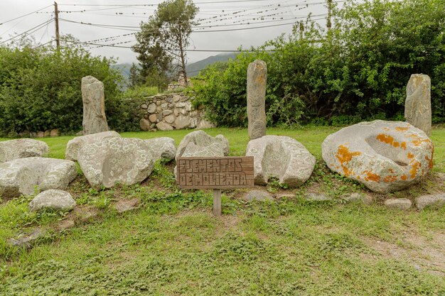 Foto morti di pietra per la macinazione nella riserva archeologica di los menhires situata a el mollar tucuman