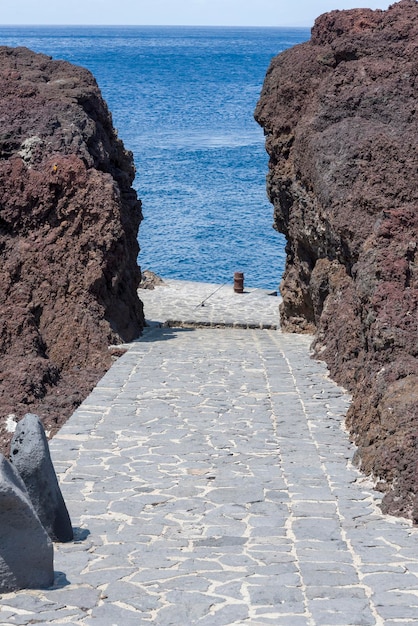 テネリフェ島の海の島に通じる石の道