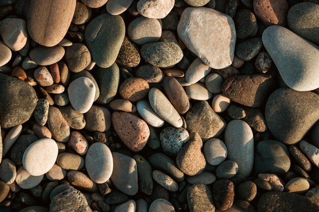 Foto pietre sulla spiaggia come sfondo