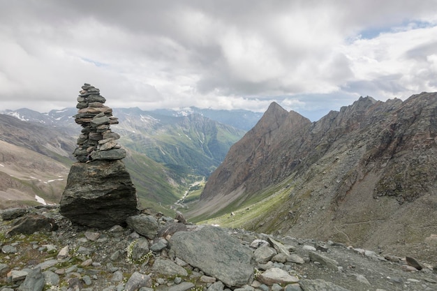 오스트리아 알프스 Kals am Grossglockner Austria의 Grossglockner 암벽 정상 등반 루트에 있는 돌 기둥