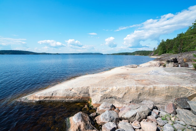 Photo stone plateau on the shore of the island on lake