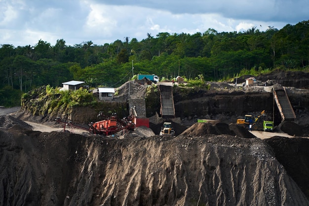 Foto una cava di pietra in indonesia grande attrezzatura come bulldozer e camion di scarico sta lavorando sul sito